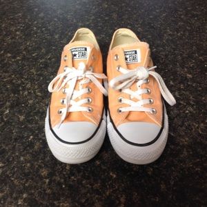 Converse low top size women's 8
